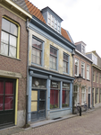 906130 Gezicht op de voorgevel van het leegstaande woonwinkelpand A.B.C.-straat 28 te Utrecht.